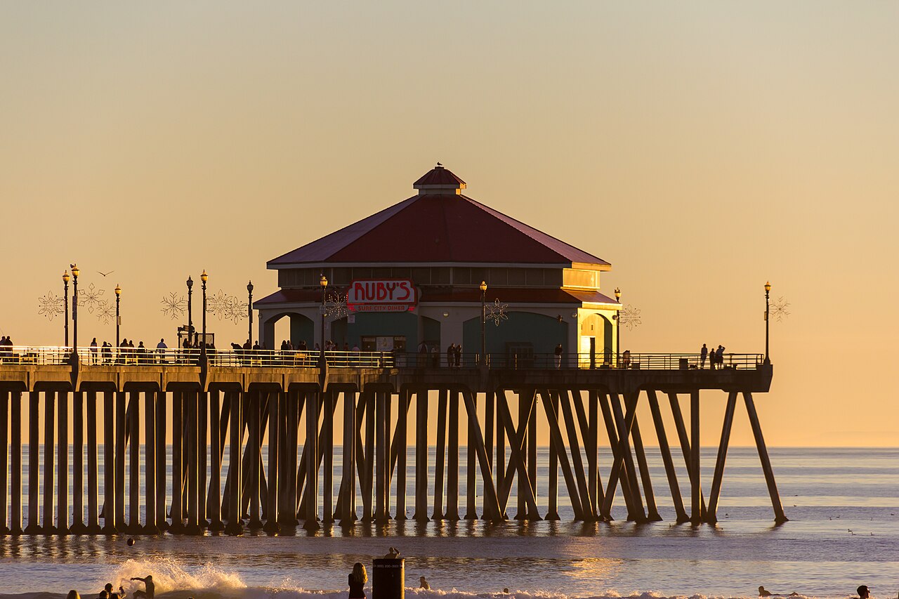The Huntington Beach Pier with the Ruby’s building at its end